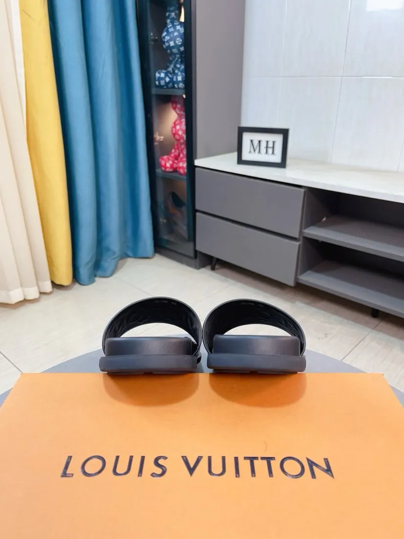 Ex-factory price 320🌹🌹 (lv-Louis Vuitton) new men's sandals, high-end boutique, exquisite embossed logo decoration on the upper, fine workmanship, super soft soles, casual, loose and comfortable, a must-have in summer! \nsize：38-44